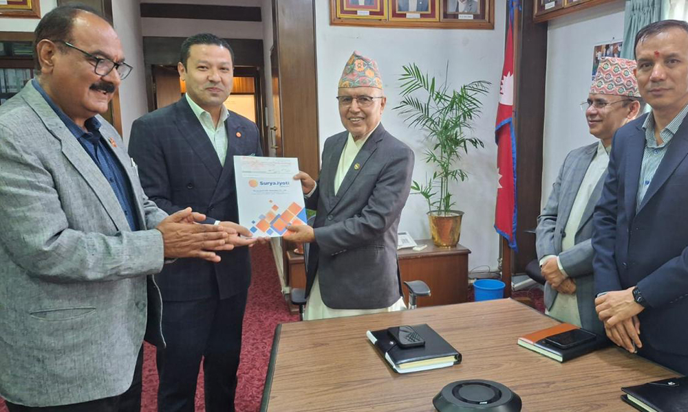 क्षतिग्रस्त संरचना पुनर्निर्माणका लागि सूर्यज्योति इन्स्योरेन्सले सरकारलाई दियोे १ करोड ५०लाखको चेक